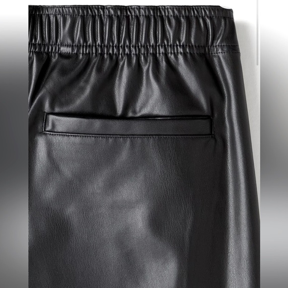 *NEW* H&M Relaxed-fit Faux Leather Shorts - Picture 4 of 10